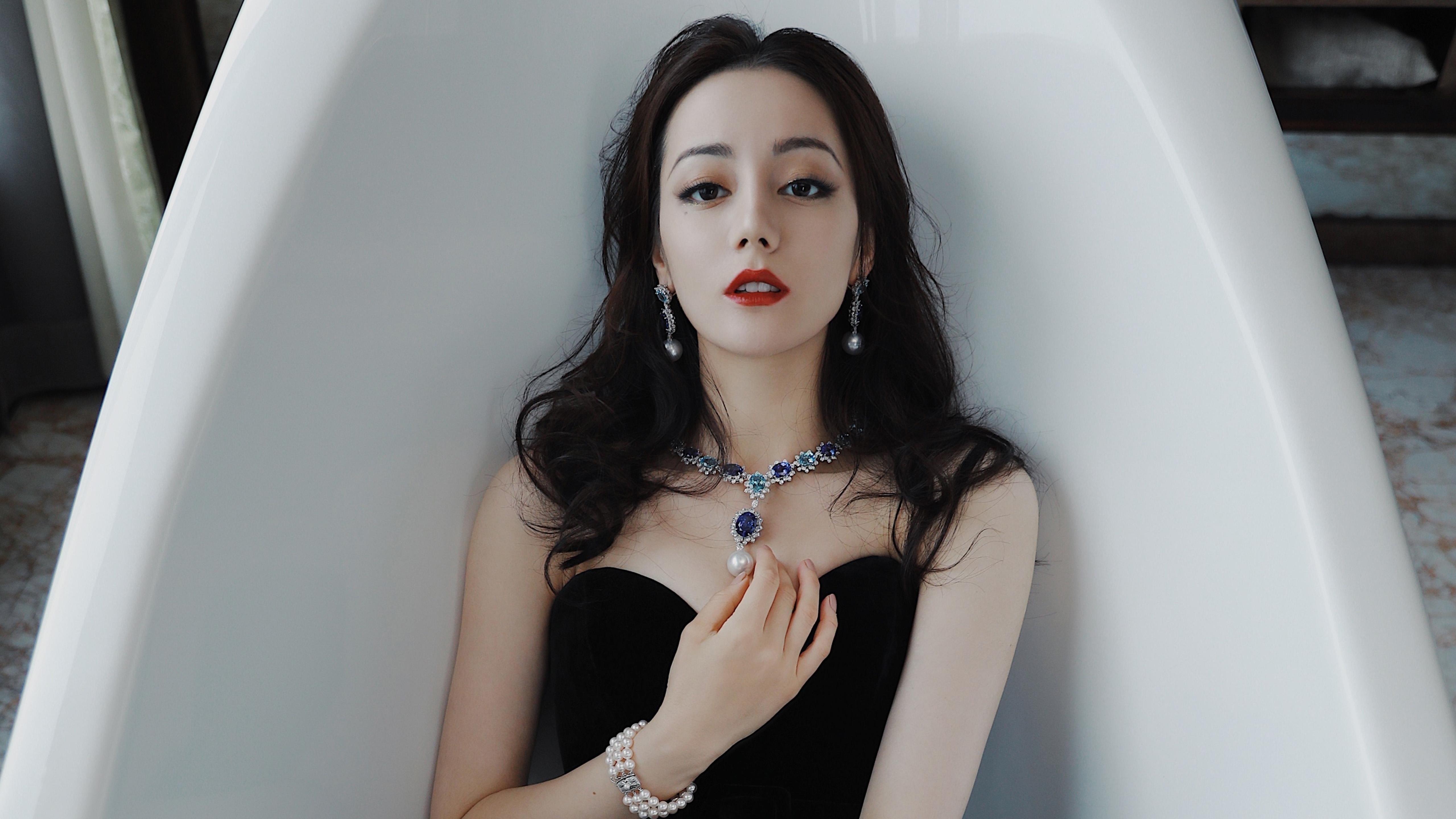 _夜灯光雪地赛：光影交错的冬日盛宴_，雪地里的灯光